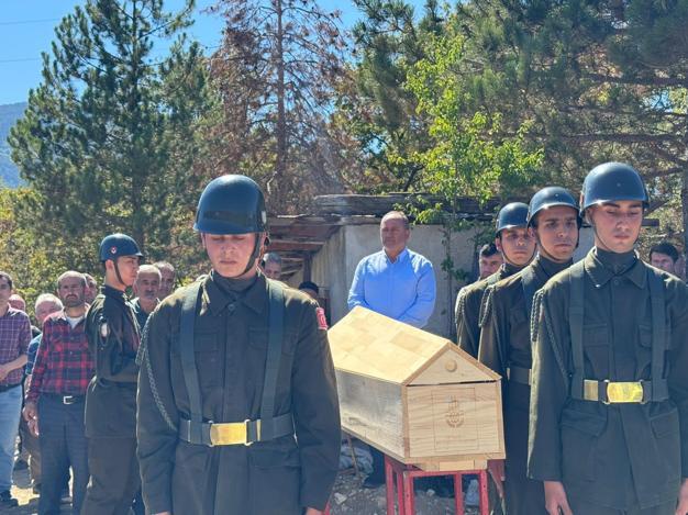 Yangında ölen Kıbrıs gazisi ve eşi toprağa verildi