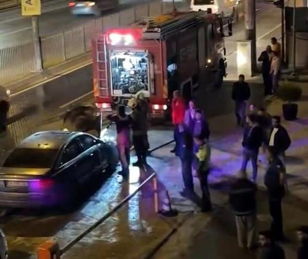 Avcılar D-100 yan yolda otomobil alev aldı