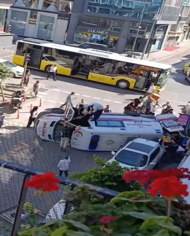 Fatihte İETT otobüsü ambulansa çarptı; 5 kişi yaralandı