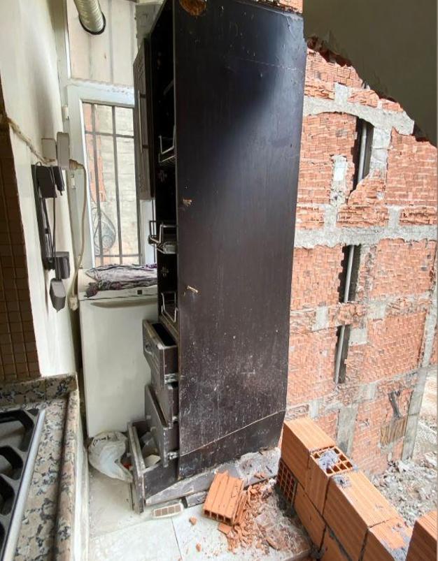 Güngören’de bina yıkımı yapan kepçe bitişik apartmandaki mutfak duvarını yıktı