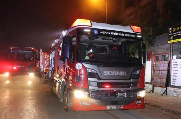 Görevdeki polisin evinde yangın çıktı; ekip arkadaşları yardıma koştu