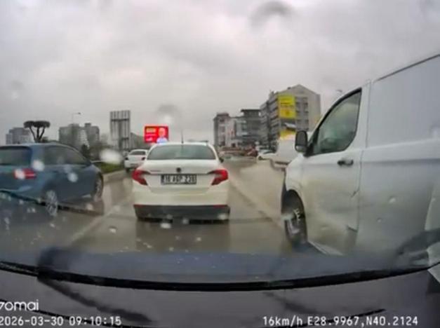 Yol vermek istemeyen sürücüyü darbetmeye çalıştılar; o anlar kamerada