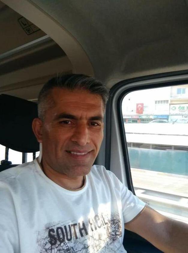 Otomobil, yol ayrımındaki bariyerlere çarptı: 1 ölü,1 yaralı