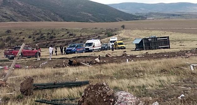 Fırtınada üzerine konteyner ev devrilmişti; toprağa verildi