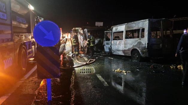 Diyarbakırda kafa kafaya çarpışan kamyonet ile minibüs alev aldı: 11 yaralı