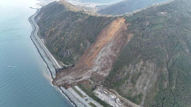 Karadeniz Sahil Yolundaki heyelanda otomobille toprak altında kalan 4 kişinin cansız bedenine ulaşıldı