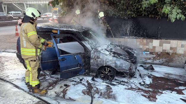 Avcılarda park halindeki otomobil alev alev yandı