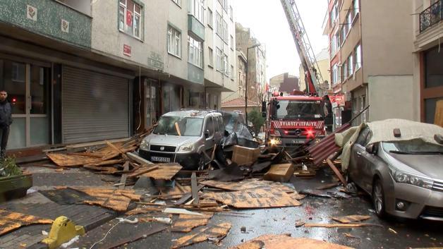 İstanbulda fırtına etkili oluyor; yollar göle döndü, çatılar uçtu