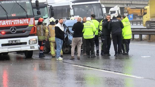 Başakşehirde TIRın çarptığı otomobil hurdaya döndü; sürücü yaralandı