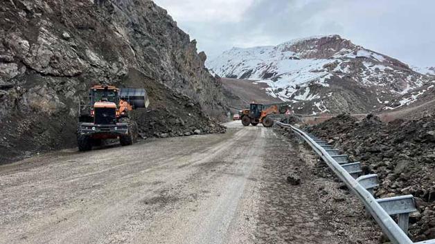 Yüksekova’da heyelan sonrası kapanan yol yeniden ulaşıma açıldı