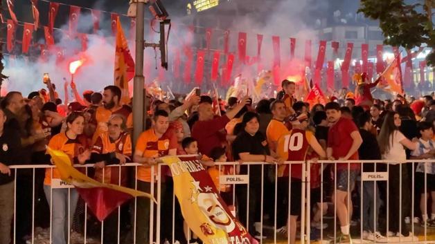 Galatasaray taraftarlarından coşkulu kutlama