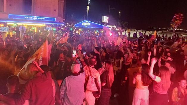 Galatasaray taraftarlarından coşkulu kutlama