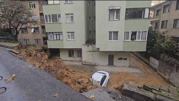 Maltepede istinat duvarının park halindeki 3 aracın üzerine çöktüğü anlar kamerada