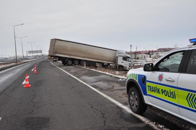 Kars-Ardahan kara yolunda TIR kazası