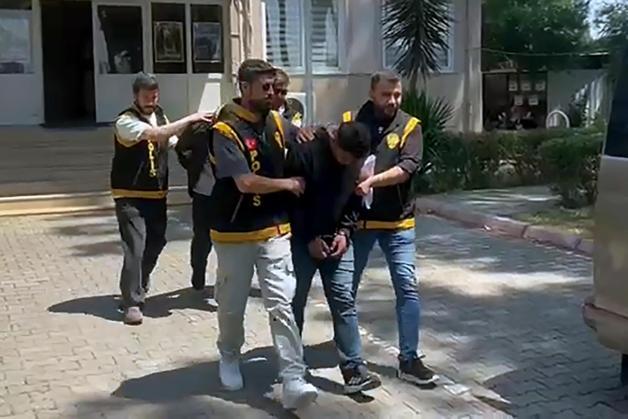 Yüzlerini şapkayla gizleyip husumetlisinin evini kurşunladılar, 5 kilometrelik takiple yakalandılar