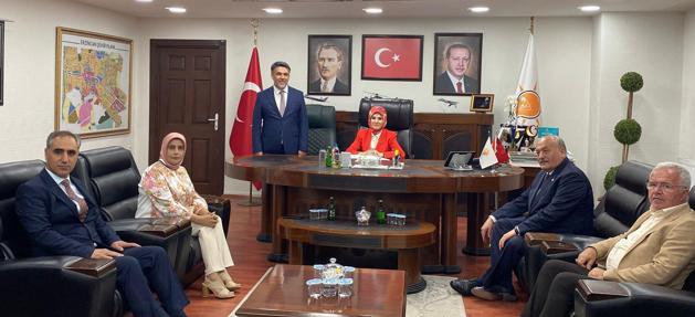 Bakan Göktaş, kadın kooperatifinde hamur açtı
