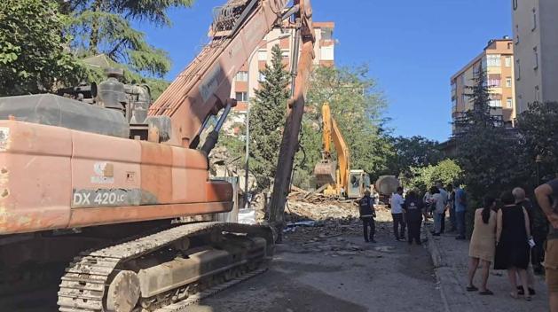 Maltepede 11 katlı bina kontrollü yıkım sırasında çöktü