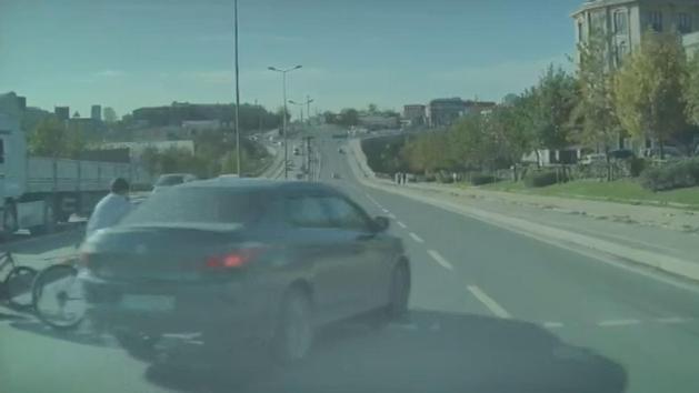 Arnavutköyde otomobil kırmızı ışıkta geçti; bisikletli çocuklar kıl payı kurtuldu