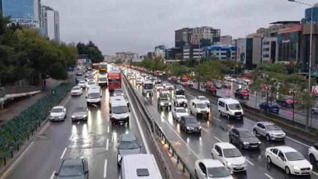 İstanbulda haftanın ilk iş günü yağışın da etkisiyle trafik yoğunluğu oluştu