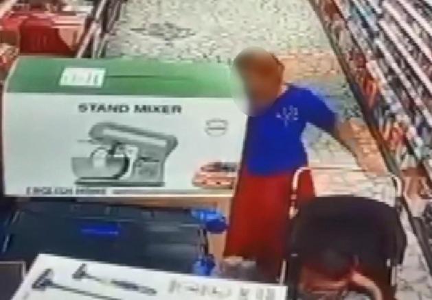 Avcılarda bebek arabasıyla hırsızlık kamerada