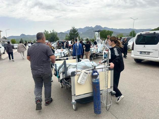 Hastanede kuru hava motoru arızalandı; yoğun duman nedeniyle hastalar tahliye edildi