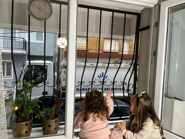 Çöp kamyonu şoförü ile 3 yaşındaki Ayşe arasında pencere bağı