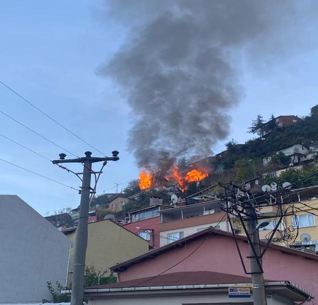 Bursada 2 katlı binada çıkan yangın 3 eve daha sıçradı, 1 ölü; alevler dronla görüntülendi