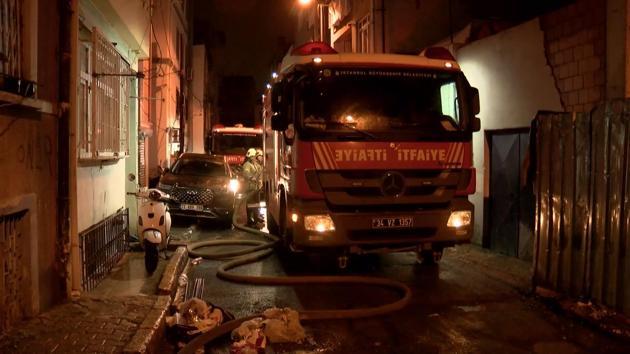 Beyoğlunda 3 katlı ahşap binada yangın: 1 kişi öldü