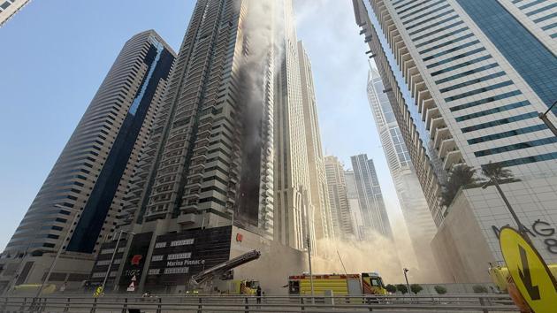 Dubai’de 67 katlı gökdelende yangın çıktı