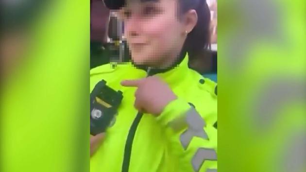 İşlem yapan kadın polisleri videoya çeken otobüs şoförü gözaltında