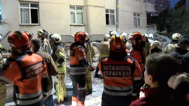Maltepede 7 katlı binanın ilk 3 katı çöktü; arama kurtarma çalışması sürüyor
