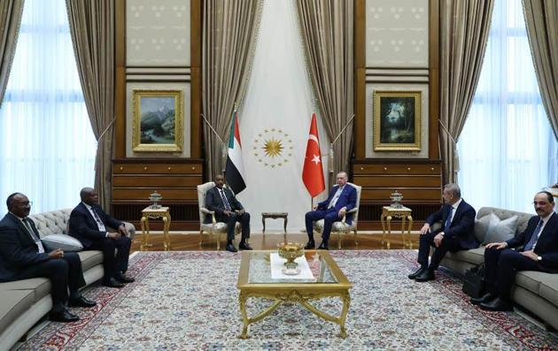 Cumhurbaşkanı Erdoğan, Sudan Egemenlik Konseyi Başkanı el-Burhanı resmi törenle karşıladı