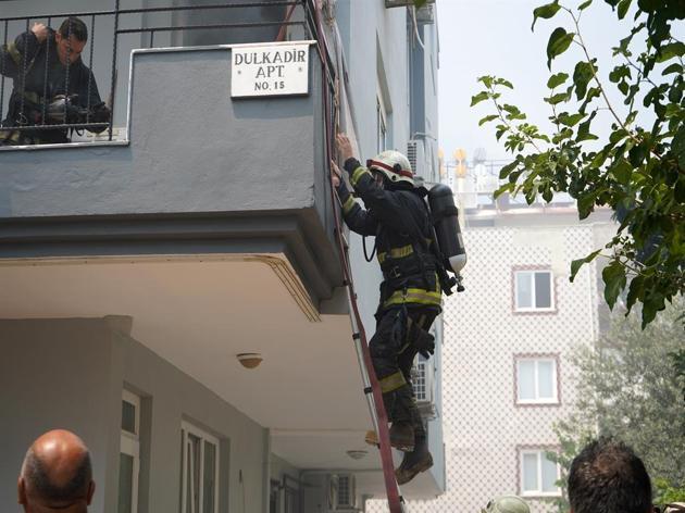 Tartıştığı arkadaşı ile onun ağabeyinin dairelerini ateşe verdi