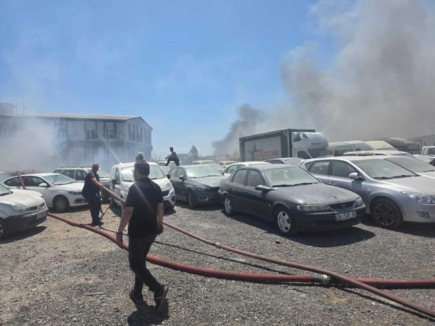 Ot yangınında alevler yediemin otoparkındaki araçlara sıçradı