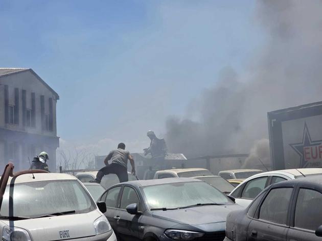 Ot yangınında alevler yediemin otoparkındaki araçlara sıçradı