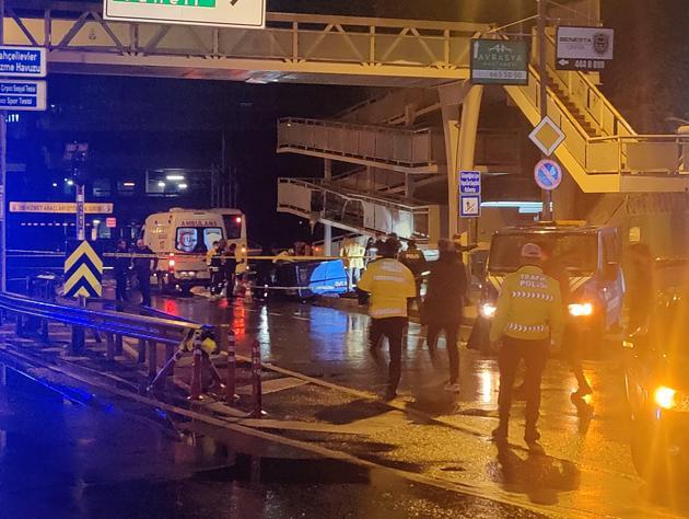 Bakırköyde, kazaya müdahale eden trafik ekibine İETT otobüsü çarptı: 1 polis şehit oldu