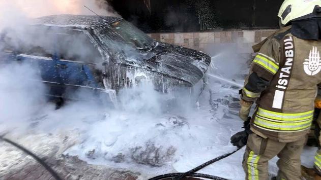 Avcılarda park halindeki otomobil alev alev yandı