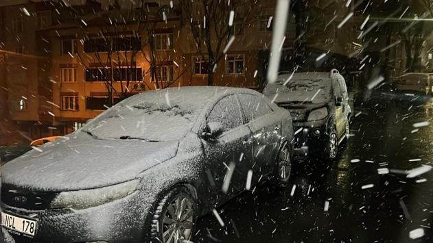 İstanbul’da kar yağışı gece sürdü; araçlara kartopu attılar