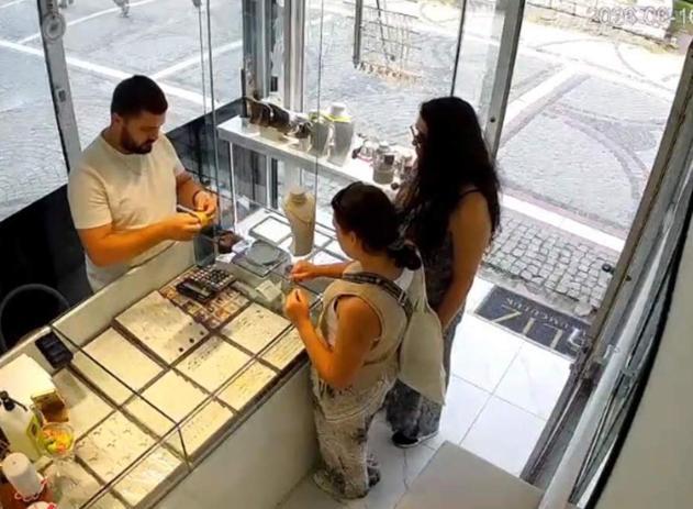Bulgaristan uyruklu 2 kadının 325 bin liralık altın ve gözlük çaldığı anlar kamerada