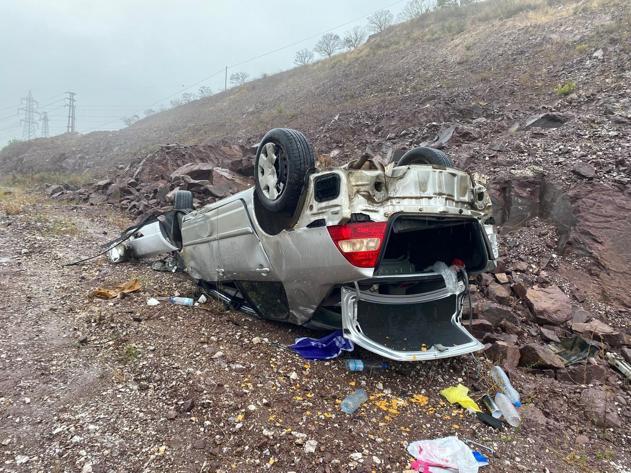 Şarampole devrilen otomobilin sürücüsü ağır yaralandı