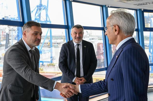 Bakan Uraloğlu, Romanyada