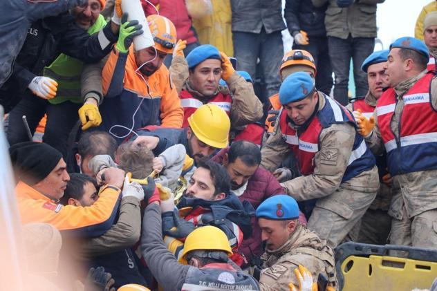 6 yaşındaki Beşir, 81’inci saatte enkazdan sağ çıkarıldı