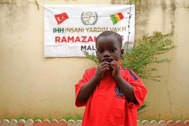 İHH, Mali’deki ihtiyaç sahibi çocuklara bayramlık dağıttı
