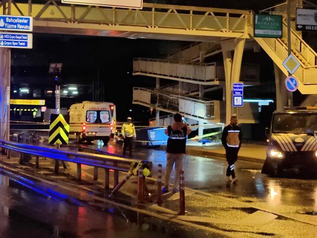 Bakırköyde, kazaya müdahale eden trafik ekibine İETT otobüsü çarptı: 1 polis şehit oldu