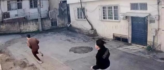 Doğal gaz kutusunu yumruklayıp kırdılar; o anlar kamerada