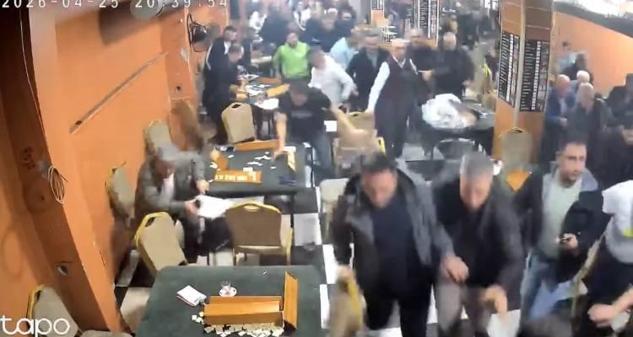 Sultangazi’de araçtan çıkan yüksek ses müzik kahvehanenin camını titretti; müşteriler deprem sanıp kaçtı