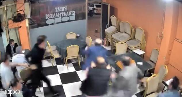 Sultangazi’de araçtan çıkan yüksek ses müzik kahvehanenin camını titretti; müşteriler deprem sanıp kaçtı