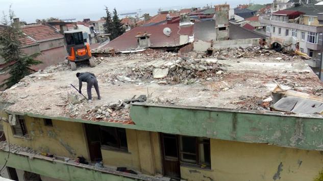 Avcılarda binaların ortak duvarı yıkım sırasında ortaya çıktı