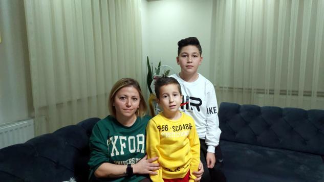 Nurgül, çocuklarını okula bırakıp eve dönerken köpeklerin saldırısına uğradı