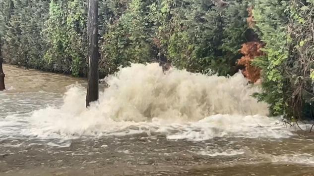 Bakırköyde su borusu patladı; yollar göle döndü
